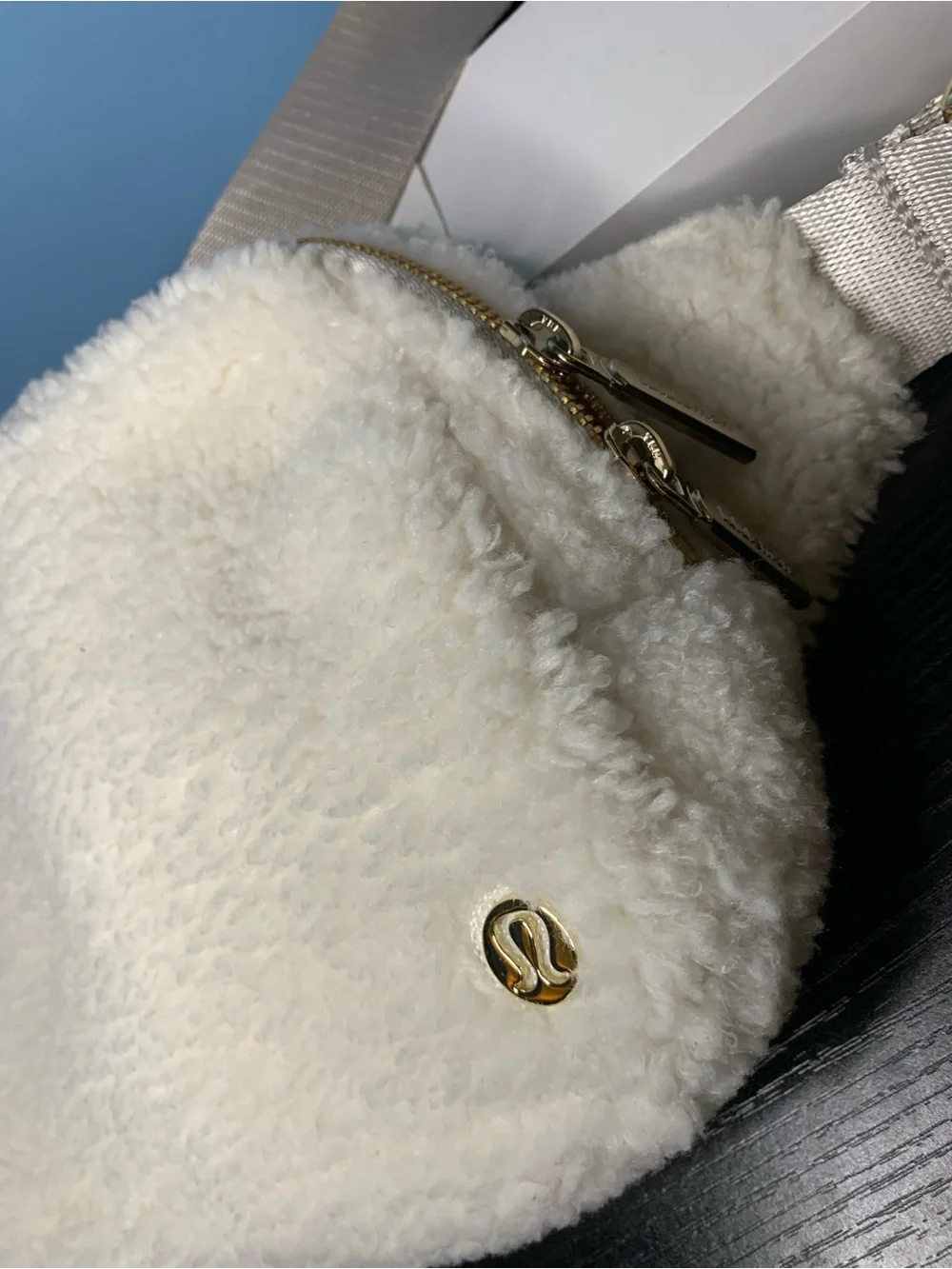 Lululemon Everywhere Belt Bag in Ivory Fleece